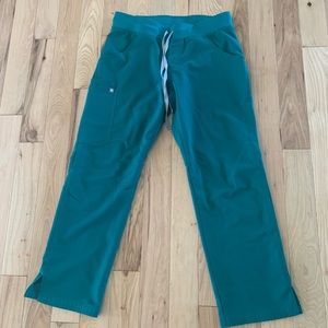 Women’s medium petite FIGS hunter green scrub pants Kade style pants